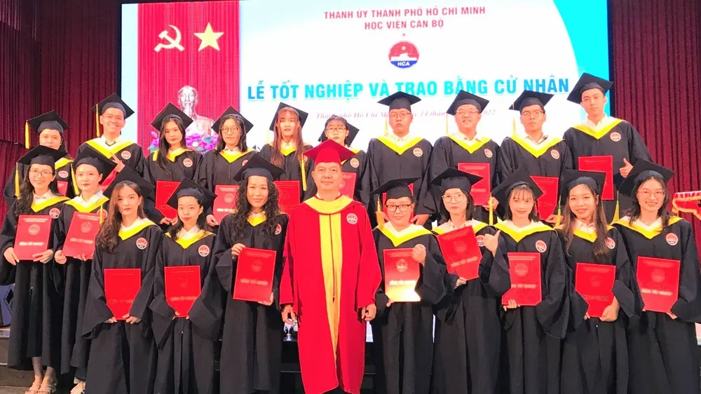 384 sinh viên Học viện Cán bộ TPHCM nhận bằng tốt nghiệp