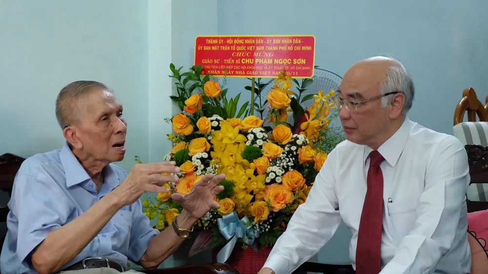Trưởng Ban Tuyên giáo Thành ủy TPHCM thăm các nhà giáo tiêu biểu