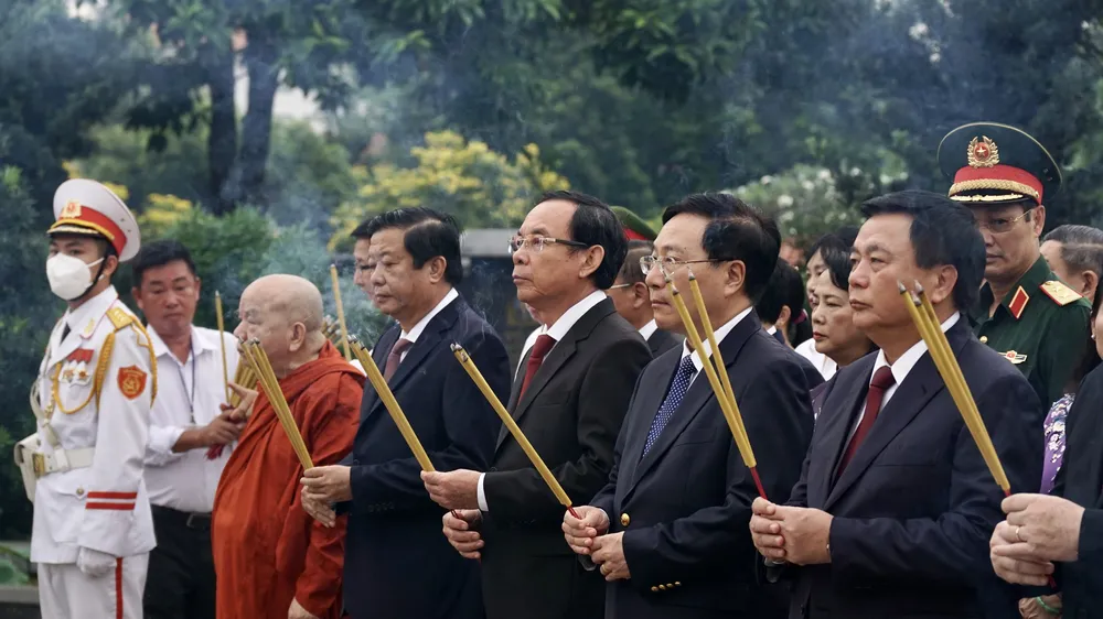 Đoàn lãnh đạo Đảng, Nhà nước dâng hương, dâng hoa cố Thủ tướng Võ Văn Kiệt. Ảnh: HOÀNG HÙNG