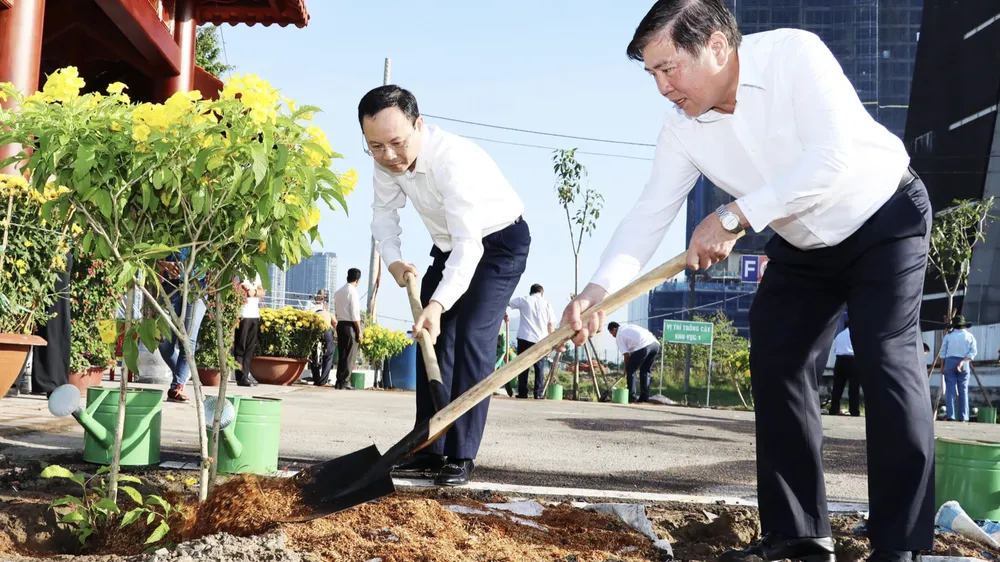 Đồng chí Nguyễn Thành Phong và đồng chí Nguyễn Văn Hiếu trồng cây xanh tại TP Thủ Đức