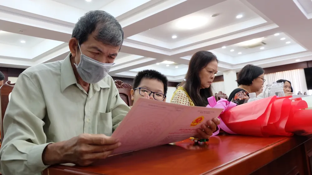 Người dân trong Khu Đô thị mới Thủ Thiêm nhận quyết định bố trí tái định cư