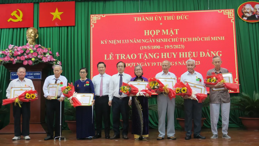 Trao huy hiệu Đảng đợt ngày 19-5 đến các đảng viên cao tuổi đảng