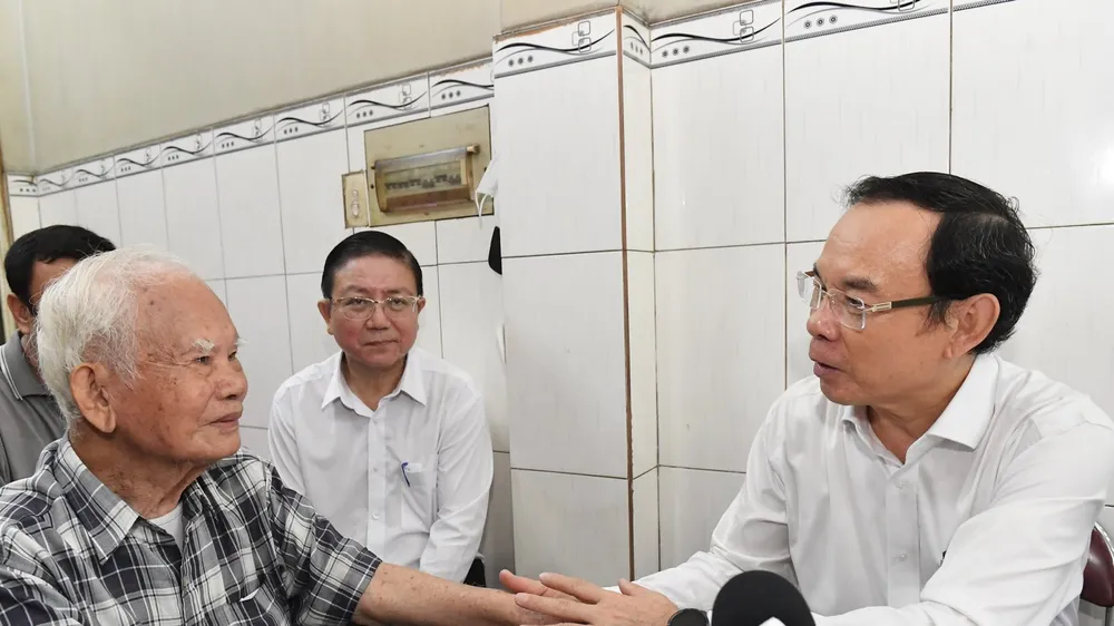 Đồng chí Nguyễn Văn Nên thăm, chúc thọ người cao tuổi