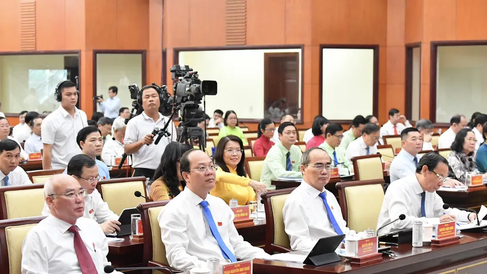 Các đại biểu tham dự kỳ họp thứ 10 HĐND TPHCM khóa X. Ảnh: VIỆT DŨNG 