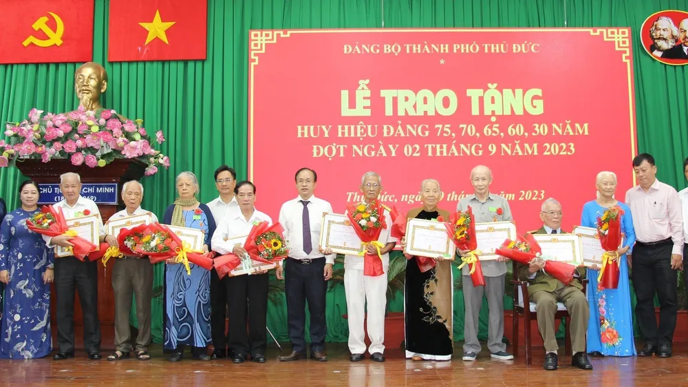 403 đảng viên Đảng bộ TP Thủ Đức nhận Huy hiệu Đảng đợt 2-9