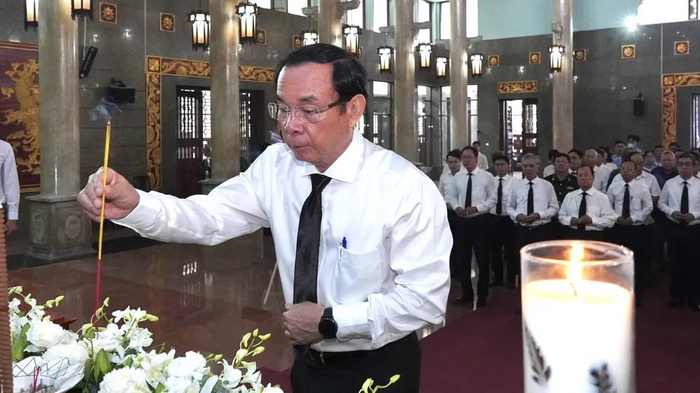 Nhiều đoàn đến viếng đồng chí Nguyễn Ngọc Ẩn