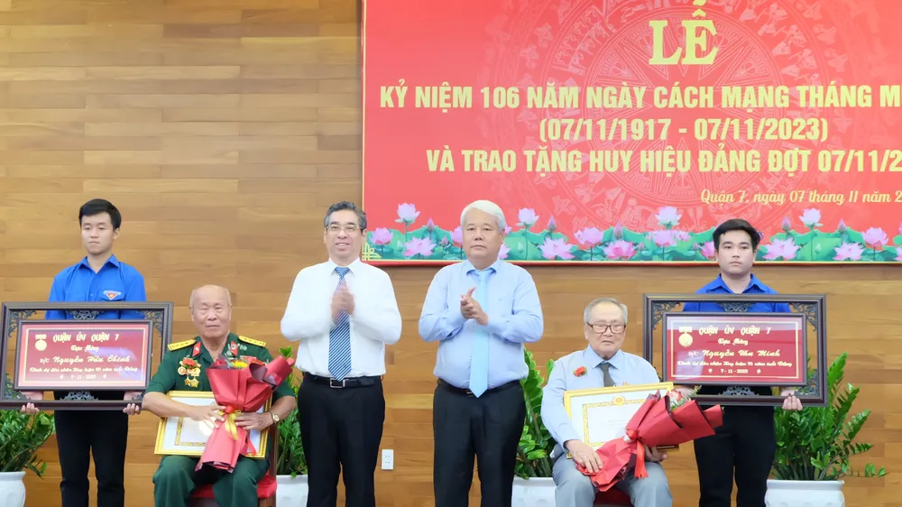 70 đảng viên Đảng bộ quận 7 vinh dự nhận Huy hiệu Đảng