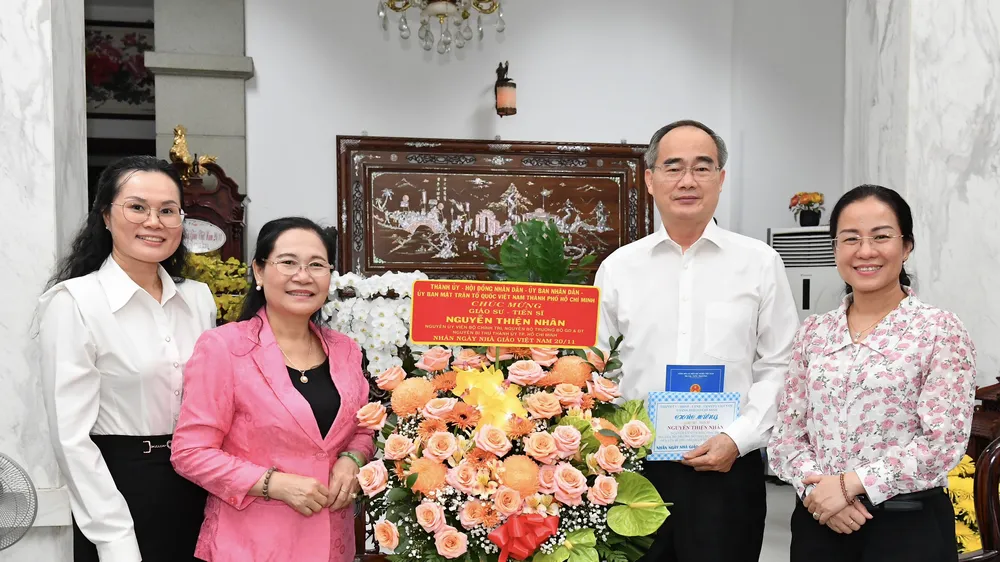 Lãnh đạo TPHCM thăm, chúc mừng nhà giáo tiêu biểu
