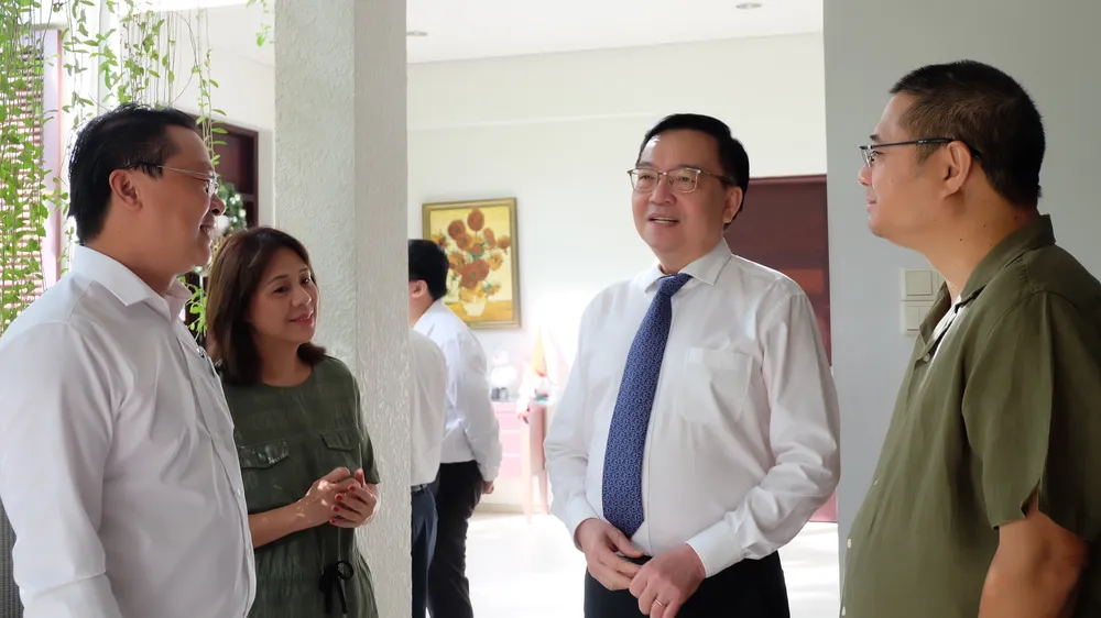 Lãnh đạo TPHCM thăm, chúc mừng gia đình nhà giáo tiêu biểu
