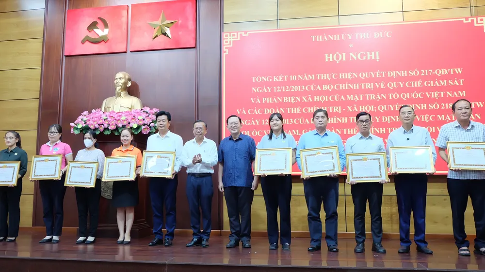 Tiếp thu ý kiến của nhân dân trong xây dựng Đảng, xây dựng chính quyền 