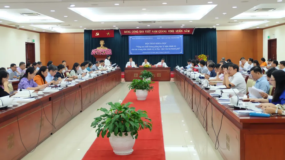Giảng dạy lý luận chính trị phải gắn với thực tiễn