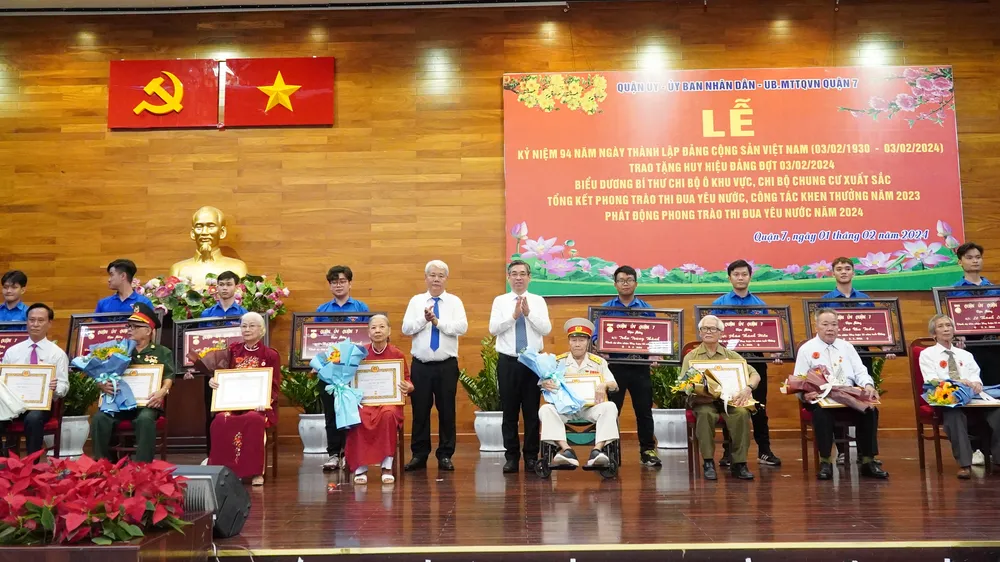 120 đảng viên Đảng bộ quận 7 nhận Huy hiệu Đảng đợt ngày 3-2
