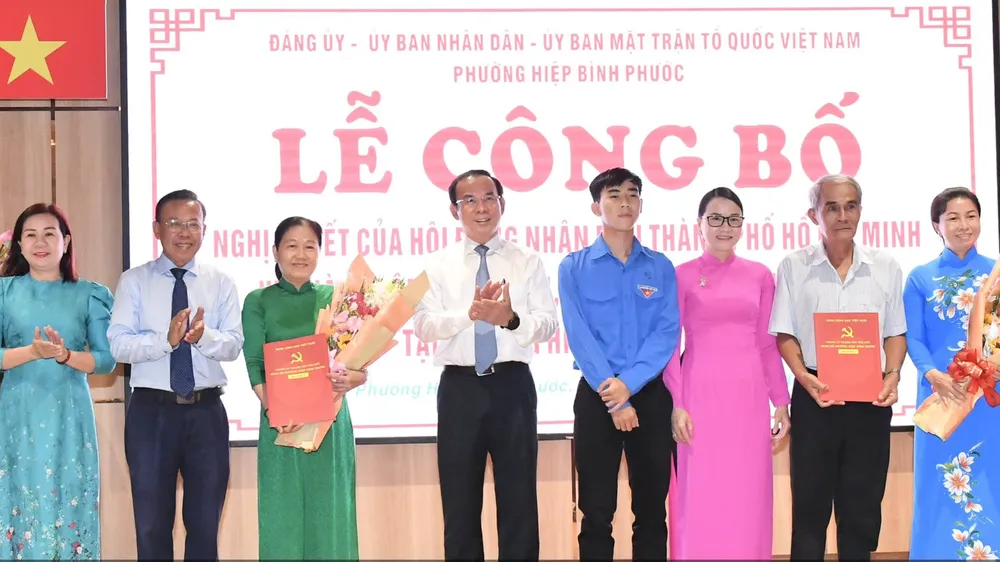 Sắp xếp khu phố, ấp: Giải quyết thủ tục hành chính kịp thời, đảm bảo quyền và lợi ích hợp pháp của nhân dân 