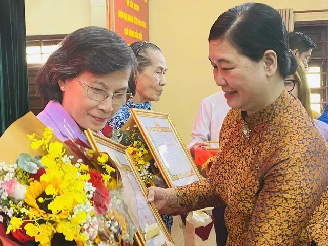 Nguyên Chủ tịch HĐND TPHCM Phạm Phương Thảo nhận Huy hiệu 55 năm tuổi Đảng