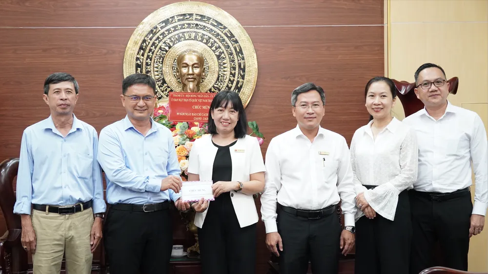 Trưởng Ban Dân vận Thành ủy TPHCM thăm, chúc mừng các cơ quan báo chí