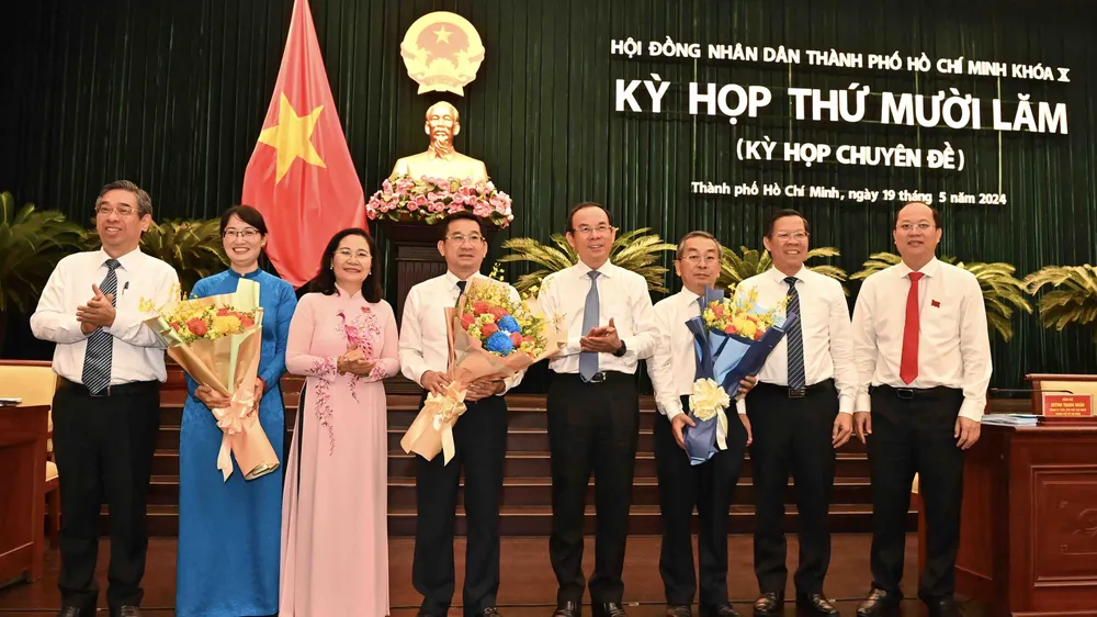 Trao quyết định phê chuẩn kết quả bầu chức vụ Phó Chủ tịch UBND TPHCM 