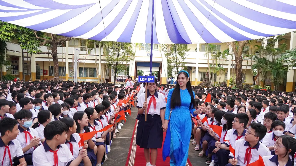 Trưởng Ban Tuyên giáo Thành ủy TPHCM dự khai giảng năm học mới tại Trường THCS Hoa Lư