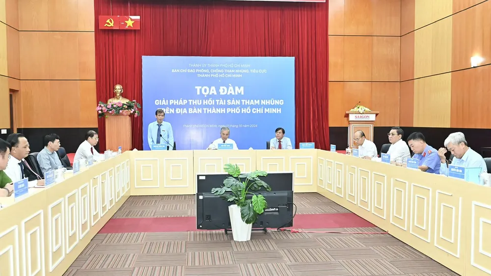 Nhà báo Nguyễn Khắc Văn, Phó Tổng Biên tập Phụ trách Báo Sài Gòn Giải Phóng phát biểu tại tọa đàm. Ảnh: VIỆT DŨNG
