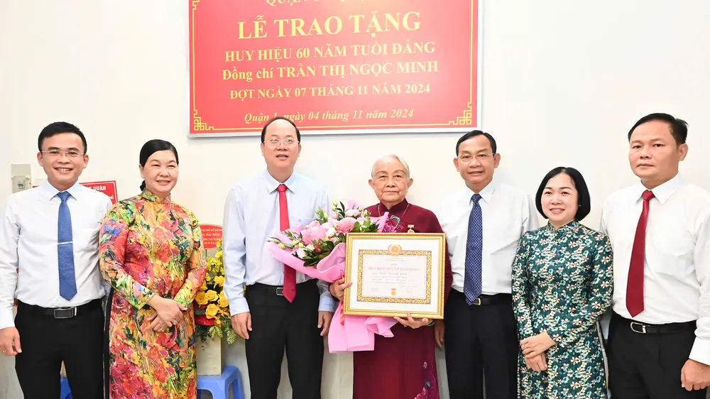Đồng chí Nguyễn Hồ Hải trao Huy hiệu Đảng đến các đảng viên cao tuổi Đảng