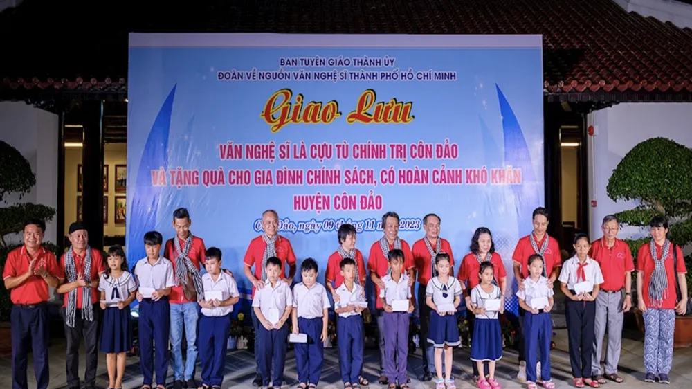 Hành trình “Điện Biên Phủ - Bản anh hùng ca thế kỷ” đưa văn nghệ sĩ TPHCM đến với người dân vùng biên cương