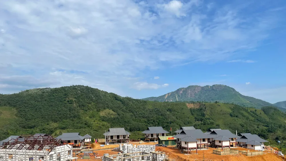 Đoàn văn nghệ sĩ TPHCM đến với bà con làng Nủ