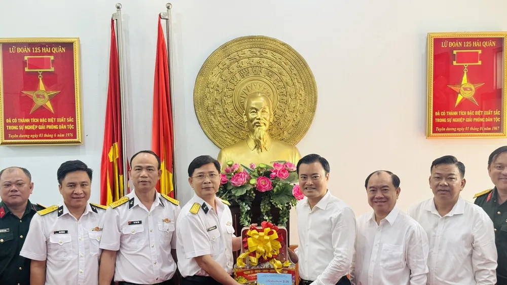 Phó Chủ tịch UBND TPHCM Bùi Xuân Cường thăm, chúc tết Lữ đoàn 125