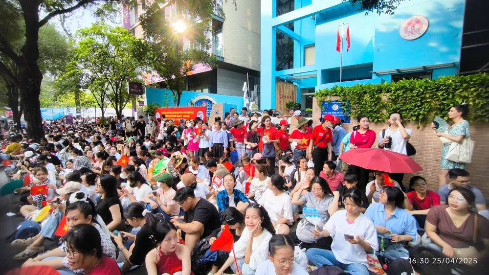 Sơ duyệt diễu binh, diễu hành: Doanh nghiệp, trường học cho nhân viên, học sinh nghỉ sớm 