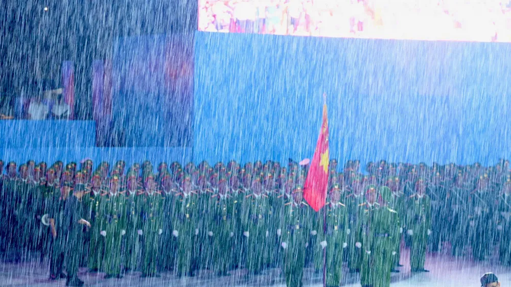 Dưới mưa, đoàn diễu binh vẫn sừng sững tiến bước