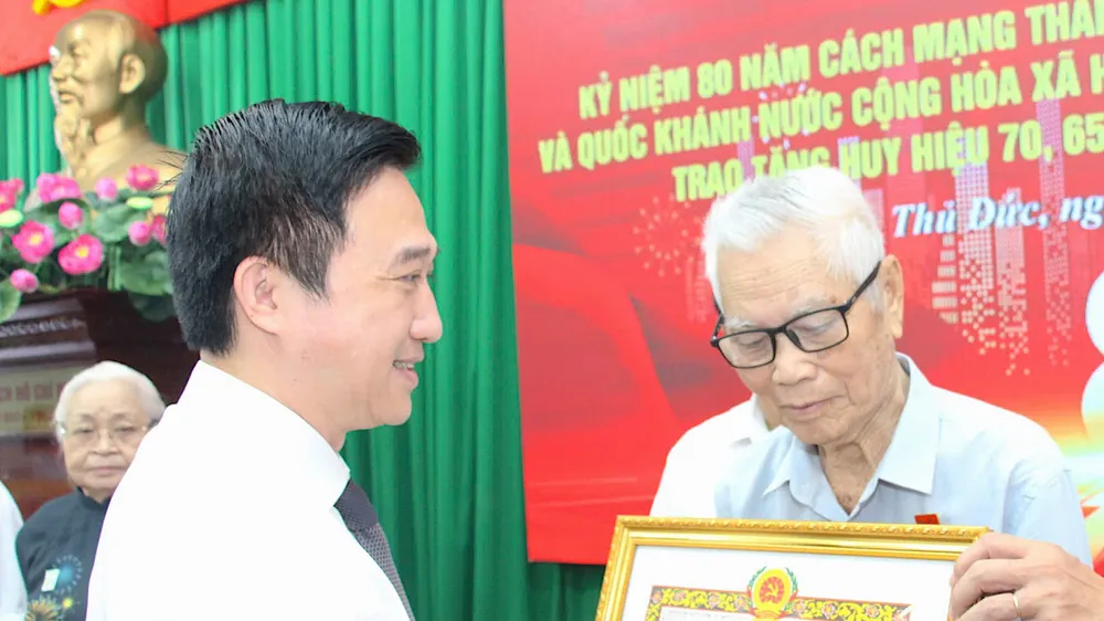 Phường Thủ Đức trao tặng Huy hiệu Đảng đến 64 đảng viên