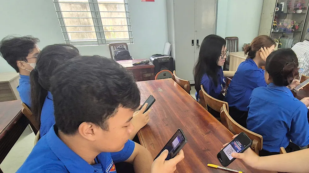 Đoàn viên thanh niên quét mã QR tham gia thi trực tuyến