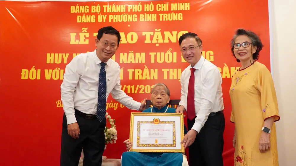 Lãnh đạo Thành ủy TPHCM trao Huy hiệu 70 năm tuổi Đảng đến đồng chí Trần Thị Kim Cầm