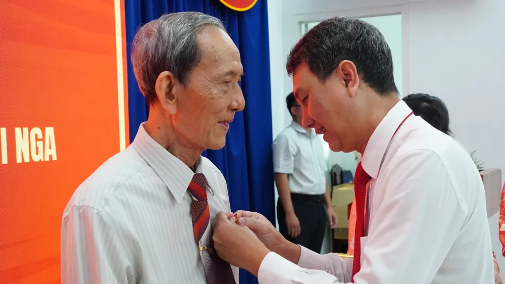 Đảng bộ phường Tăng Nhơn Phú (TPHCM) có 35 đồng chí nhận Huy hiệu Đảng dịp 7-11