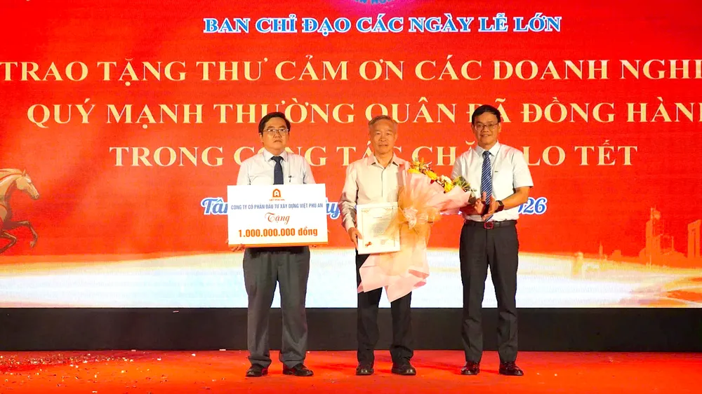 Công ty Cổ phần Đầu tư Xây dựng Việt Phú An ủng hộ quỹ chăm lo an sinh xã hội phường Tân Hưng