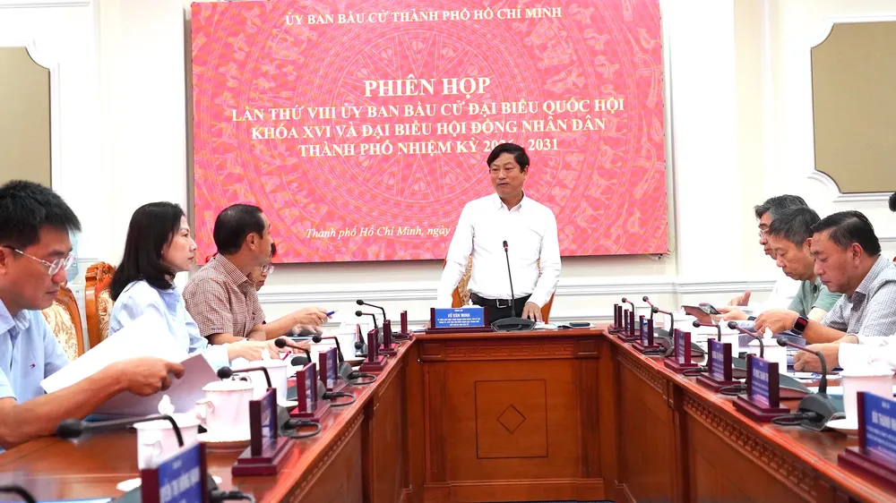 Đồng chí Võ Văn Minh, Chủ tịch HĐND TPHCM, Chủ tịch Ủy ban Bầu cử TPHCM phát biểu tại phiên họp
