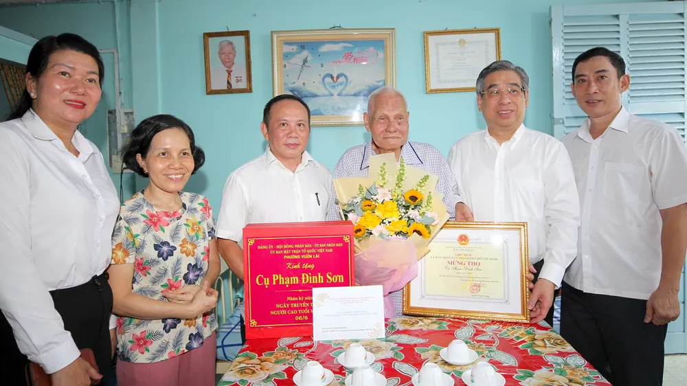 Lãnh đạo TPHCM thăm, chúc thọ người cao tuổi