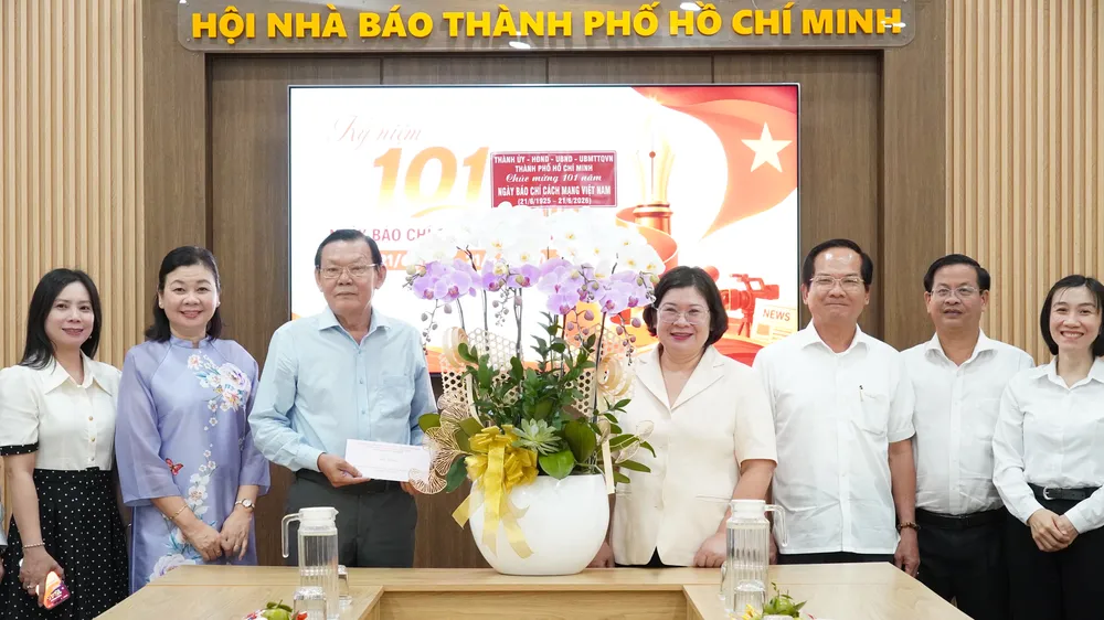 Phó Bí thư Thành ủy TPHCM Văn Thị Bạch Tuyết thăm, chúc mừng các cơ quan báo chí