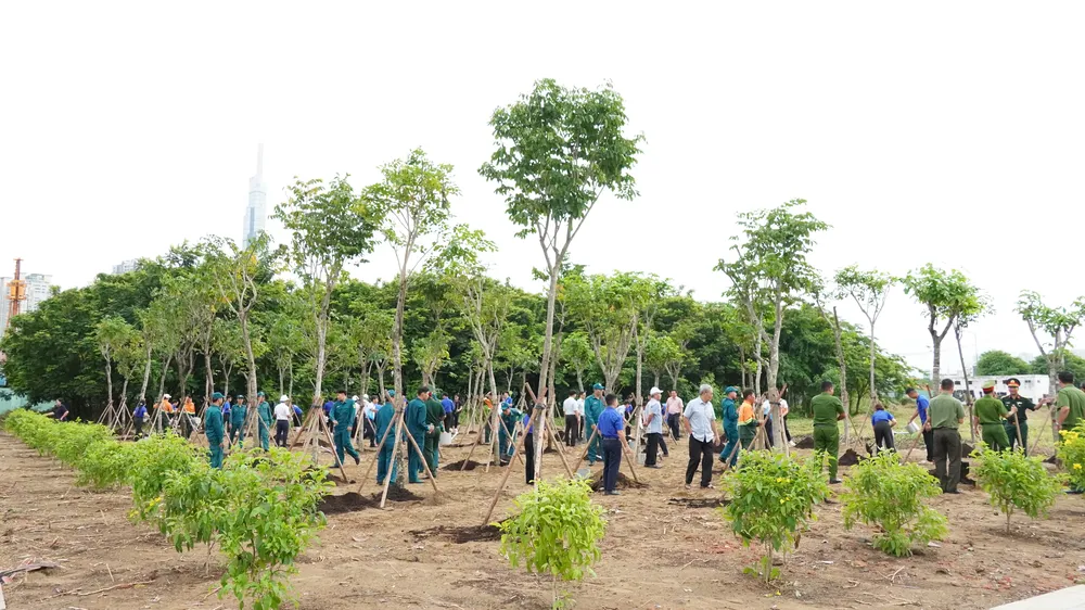 Ra quân trồng cây xanh ở Khu đô thị mới Thủ Thiêm