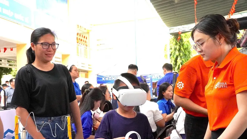 Người dân trả nghiệm các tiện ích số tại ngày hội. Ảnh: THU HƯỜNG