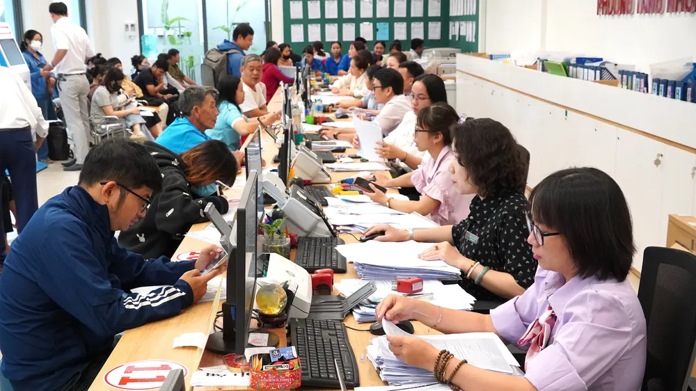 Chuyên viên Trung tâm Phục vụ hành chính công phường Tăng Nhơn Phú tiếp và giải quyết thủ tục hành chính cho người dân. Ảnh: THU HƯỜNG