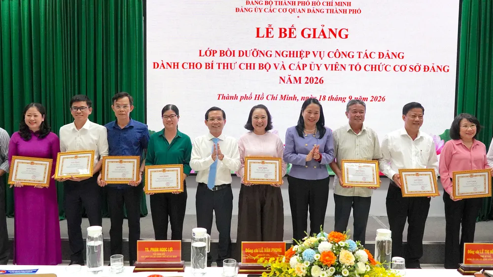 Ban tổ chức lớp học tặng giấy khen đến các học viên có thành tích xuất sắc (PHƯƠNG UYÊN)