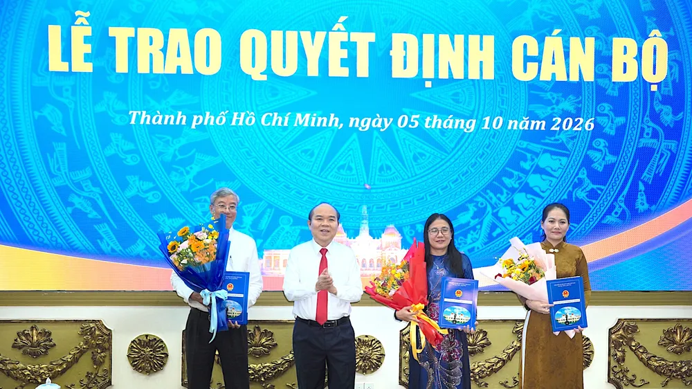 Phó Chủ tịch UBND TPHCM Trần Văn Bảy trao quyết định đến các nhân sự. Ảnh QUANG HUY