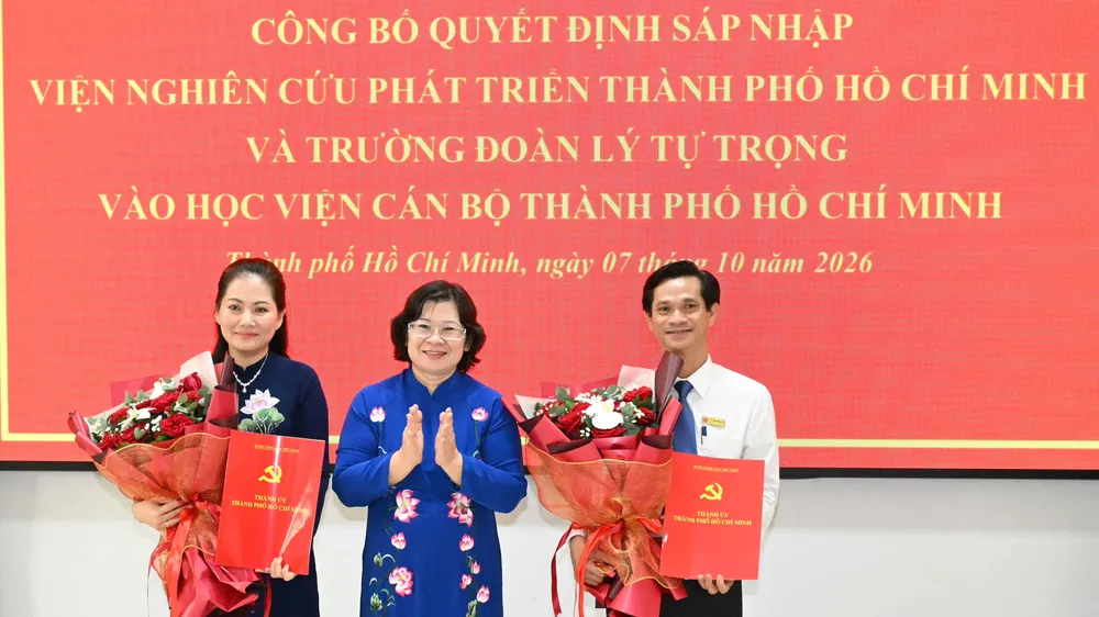 Phó Bí thư Thành ủy TPHCM Văn Thị Bạch Tuyết trao quyết định đến Giám đốc, Phó Giám đốc Học viện Cán bộ TPHCM. Ảnh: VIỆT DŨNG