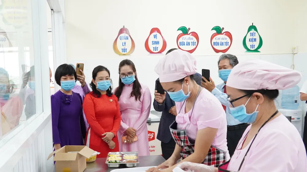 Các đại biểu tham quan khu vực bếp ăn và quy trình lưu mẫu thức ăn tại Trường mầm non Hoa Hồng (Ảnh: BẢO THANH)