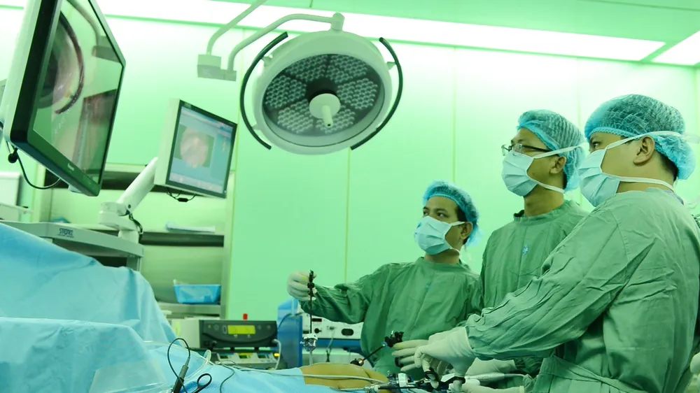 Các bác sĩ đang tiến hành mổ nội soi cắt gan