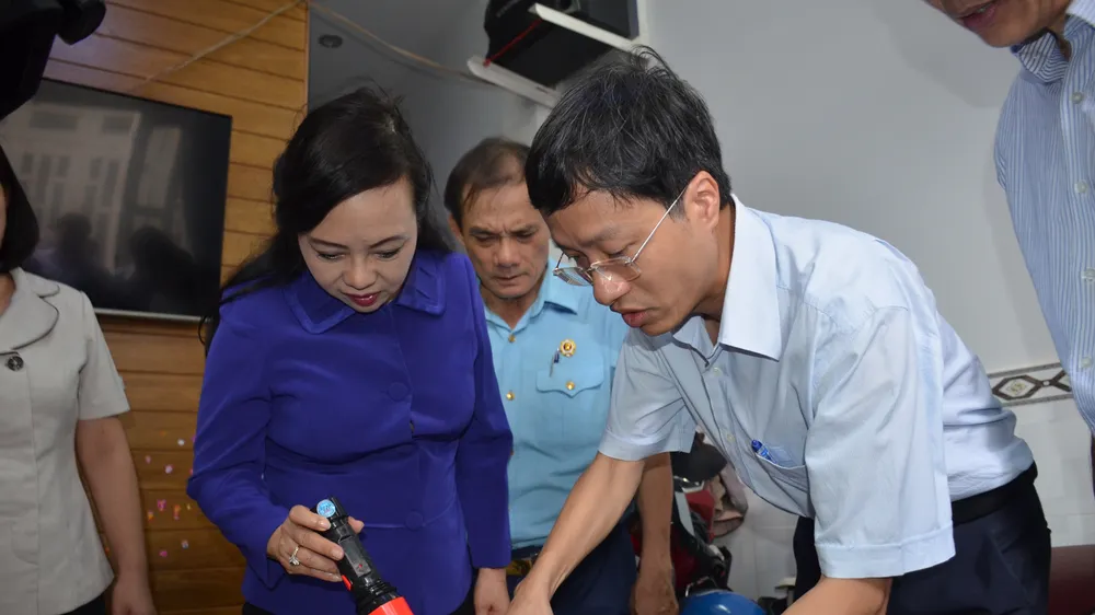 Bộ trưởng Bộ Y tế Nguyễn Thị Kim Tiến kiểm tra công tác phòng chống sốt xuất huyết tại phường Hiệp Thành, quận 12 