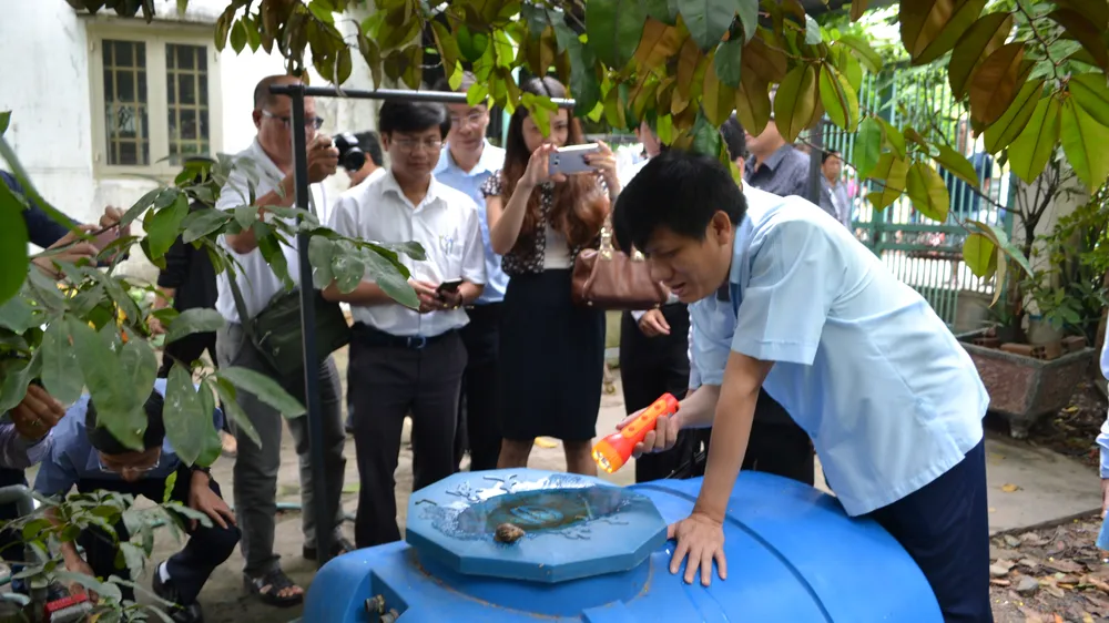 Lãnh đạo Bộ Y tế kiểm tra tình hình phòng chống sốt xuất huyết tại quận Bình Tân