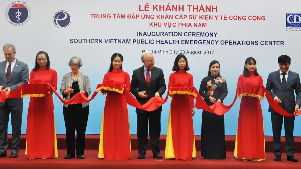 Các đại biểu dự lễ cắt băng khánh thành Trung tâm đáp ứng khẩn cấp sự kiện y tế công cộng (EOC) khu vực phía Nam