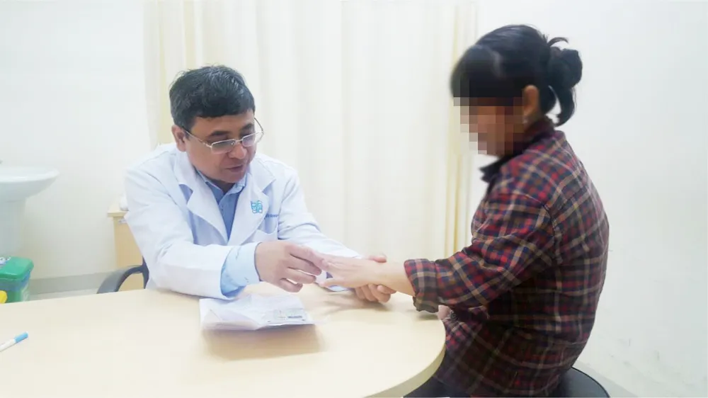Bác sĩ đang khám cho bệnh nhân bị thoái hóa khớp
