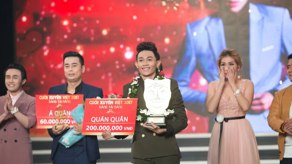 Hồng Thanh trở thành quán quân bảng tài năng Cười xuyên Việt 2017