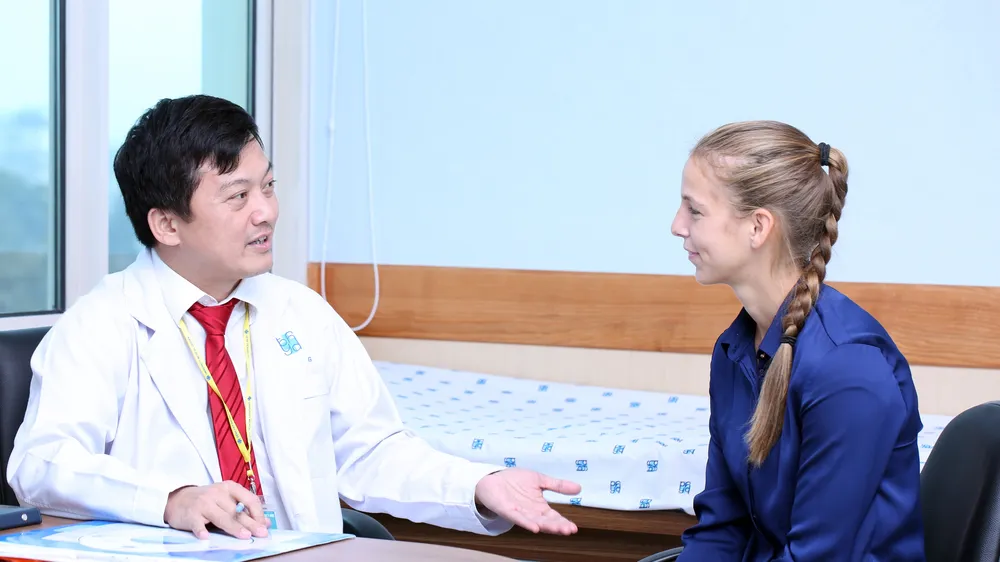 Bác sĩ thăm khám cho bệnh nhân người nước ngoài. Ảnh: Thành An